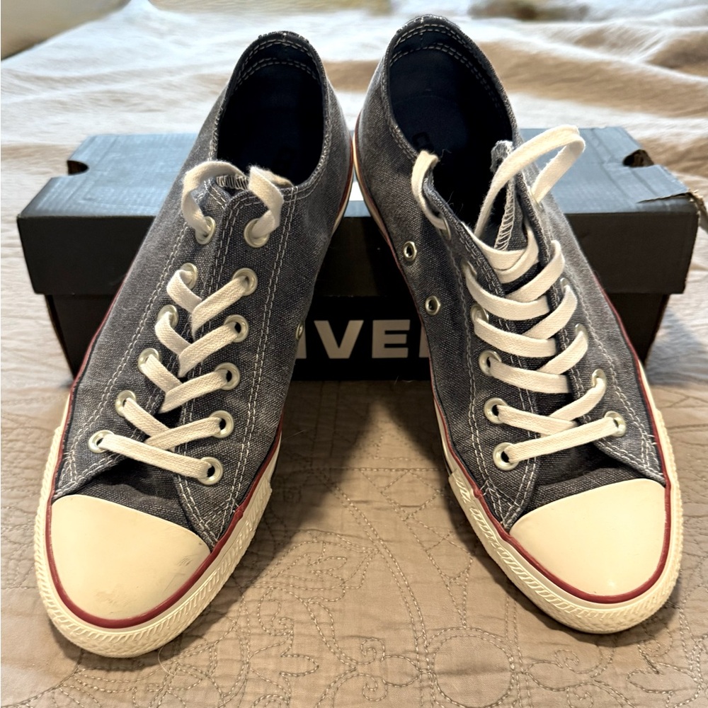 Converse All Star Low Top sneaker - Sz 8 Womens - Gently loved